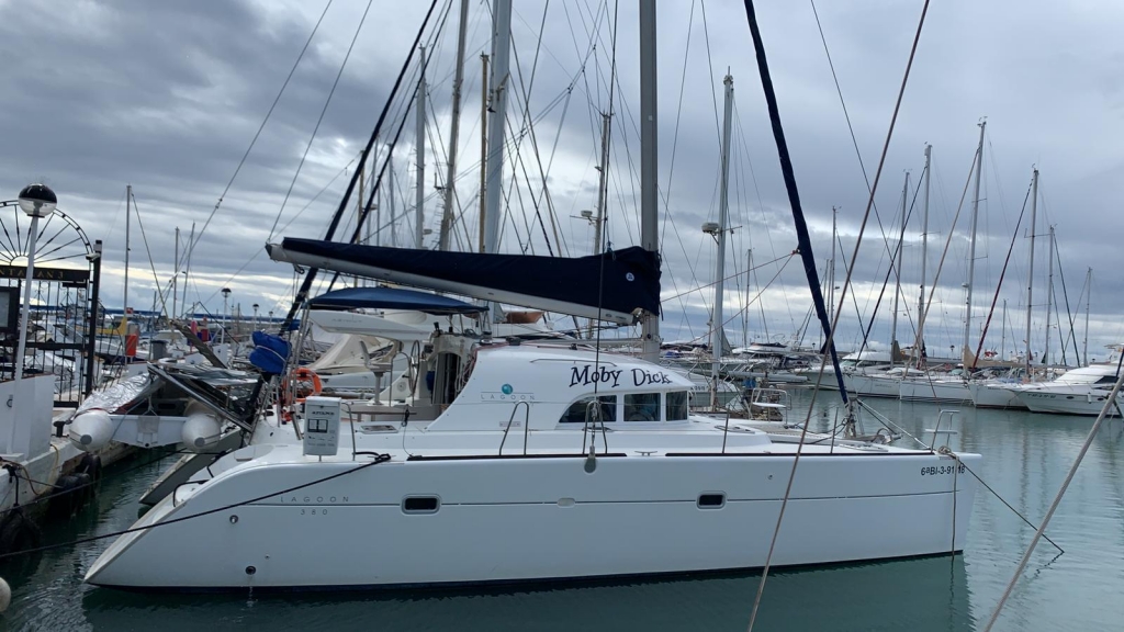 Alquiler de catamarán para despedida de soltero en Estepona
