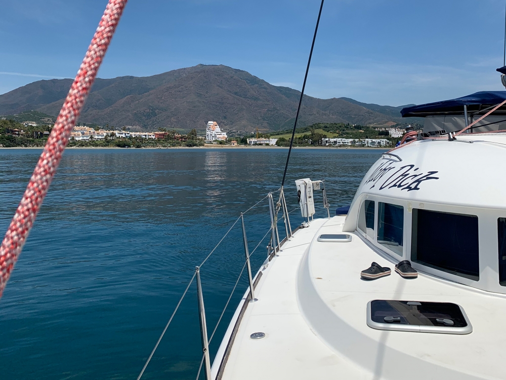 Catamarán con patrón para paseo por las costas de Estepona